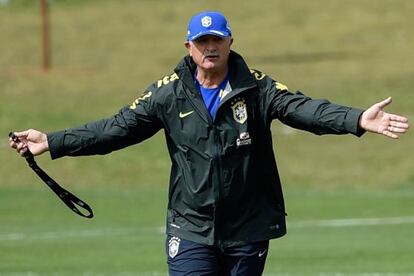 Felipão dá instruções em um treinamento.