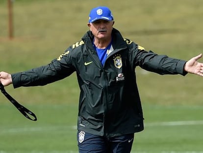 Scolari da instrucciones en un entrenamiento.