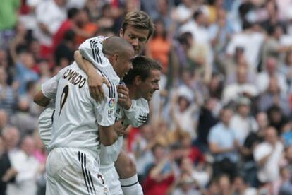 Ronaldo y Beckham abrazan a Owen tras su gol.