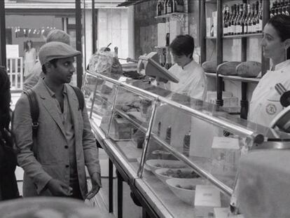 Aziz Ansari, creador y protagonista de Master of none, en una escena de la serie.