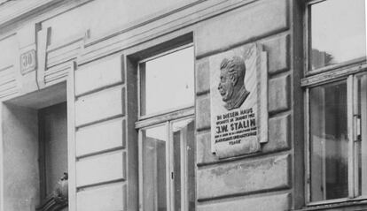 Placa de bronce en recuerdo de Josef Stalin en la fachada de la epnsión Schönbrunn, en la Schlosstrasse de Viena (1950).