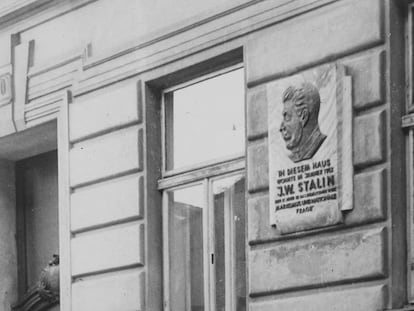 Placa de bronce en recuerdo de Josef Stalin en la fachada de la epnsión Schönbrunn, en la Schlosstrasse de Viena (1950).