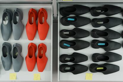 Muestras de Space Shoe,
creado por Demna Gvasalia en 2022.