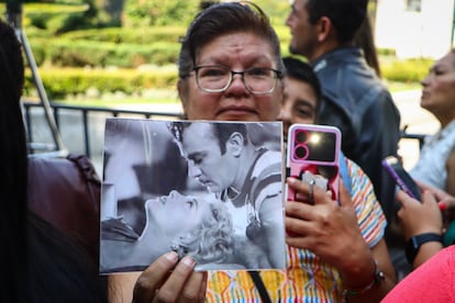 Admiradores de la actriz se congregan a las afueras del Palacio durante el homenaje, esta mañana en Ciudad de México.