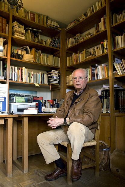 El escritor Francisco Ferrer Lerín, en su casa de Jaca (Huesca).