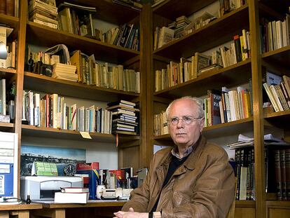 El escritor Francisco Ferrer Lerín, en su casa de Jaca (Huesca).