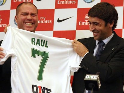 Raúl muestra su camiseta del Cosmos.