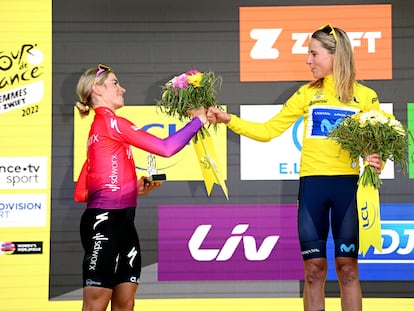 Vollering, a la izquierda, y Van Vleuten, en el podio final del Tour 2022