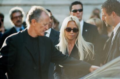 Donatella Versace en 1997, durante un homenaje a su hermano Gianni poco después de su muerte en Milán.