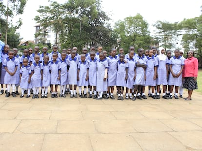 Un grupo de alumnos posa con sus uniformes nuevos, obtenidos a través de la campaña Ficha Uchi.