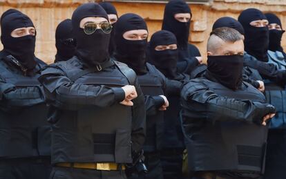 Unos 40 combatientes toman juramento al unirse al batallón Azov como voluntarios para participar en la Operación Antiterrorista (ATO) junto con las tropas ucranias en el este del país.