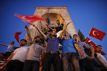 Seguidores del gobierno de Erdogan se manifiestan para celebrar el fracaso del golpe de Estado en la plaza Taksim de Estambul, el 16 de julio de 2016.