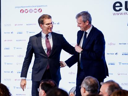 El líder del Partido Popular, Alberto Núñez Feijóo (izquierda), presenta al presidente de la Xunta de Galicia, Alfonso Rueda, durante un desayuno informativo celebrado en Madrid, este lunes.