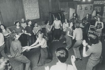 Esta imagen tomada en Toronto en 1972 de algunos de los miembros de la secta Niños de Dios fue enviada por sus miembros a la prensa para mostrar una atmósfera familiar y feliz. No era, claro, la realidad.