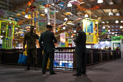 Militares recorren el pabellón de Colombia, durante el primer día de la feria.