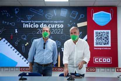 El secretario general de CC OO, Unai Sordo (a la derecha), comparece en rueda de prensa en Madrid para presentar el Informe Inicio de curso 2020-2021 acompañado del secretario general de la Federación de Enseñanza, Francisco García.