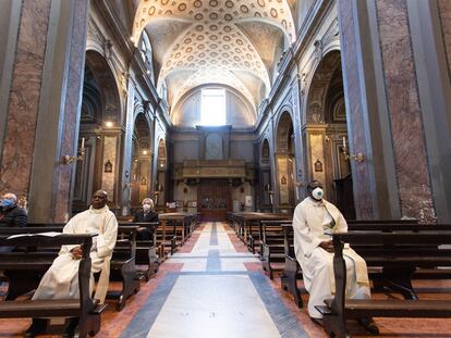Curas y fieles, en el santuario de Santa Maria di Galloro, en Aricci (Italia) el 26 de abril.
