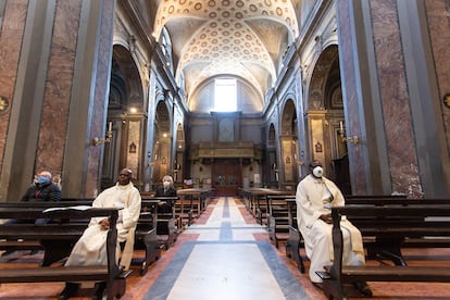 Curas y fieles, en el santuario de Santa Maria di Galloro, en Aricci (Italia) el 26 de abril.