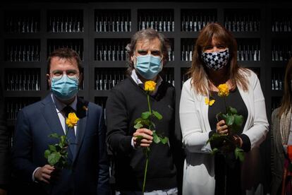 Pere Aragonès, Jordi Cuixart y Laura Borràs en el acto de Òmnium de Sant Jordi.