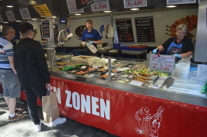 Puesto de pescado en el mercadillo de Utrecht.