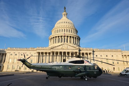 Un helicptero del Cuerpo de Marines de Estados Unidos frente al edificio del Capitolio estadounidense horas antes de la investidura de Donald Trump en Washington, Estados Unidos.