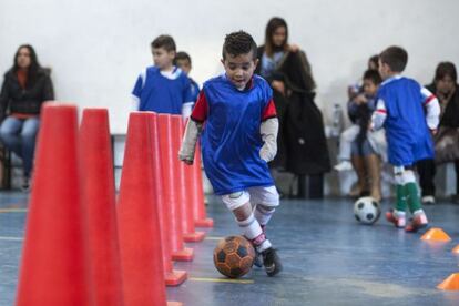 Un niño del Club Social Parque aprende a regatear entre conos.