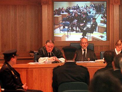 El magistrado Siro García (en el centro), presidente de la Sala Penal de la Audiencia, durante un juicio. A la derecha, Manuela Fernández de Prado, otra integrante del tribunal de la Operación Carro.