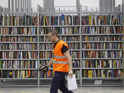 Libros almacenados en el centro logístico de Amazon en San Fernando de Henares (Madrid) el día de su apertura en 2012.