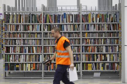 Libros almacenados en el centro logístico de Amazon en San Fernando de Henares (Madrid) el día de su apertura en 2012.