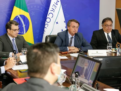 O presidente Jair Bolsonaro durante a cúpula virtual do Mercosul, nesta quinta. Ao seu lado estão o chanceler Carlos França e o secretário de Assuntos Estratégicos, Flávio Rocha.