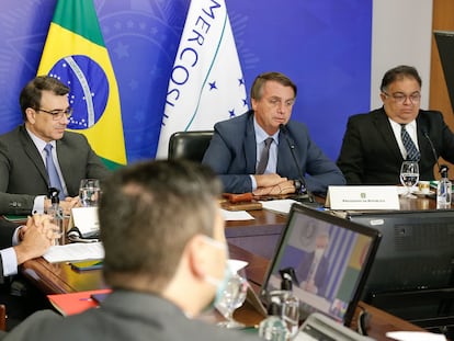 O presidente Jair Bolsonaro durante a cúpula virtual do Mercosul, nesta quinta. Ao seu lado estão o chanceler Carlos França e o secretário de Assuntos Estratégicos, Flávio Rocha.