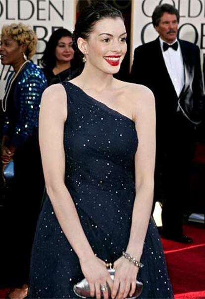 La actriz Anne Hathaway, una de las protagonistas de la película favorita de esta edición de los Globos de Oro, <i> Brokeback Mountain,</i> llega radiante a la ceremonia de la edición número 63 de los Globos de Oro, en el Beverly Hilton de Los Ángeles.