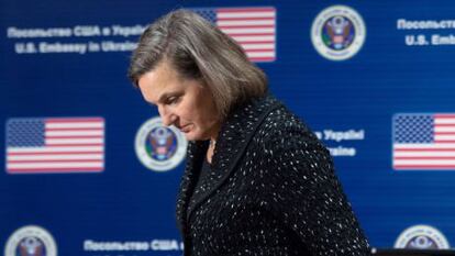 A subsecretaria de Estado, Vitória Nuland, na embaixada de EUA na Ucrânia nesta sexta-feira.