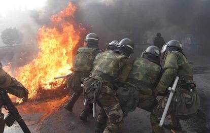 Los militares actúan sobre una barricada en Cochabamba, Bolivia.