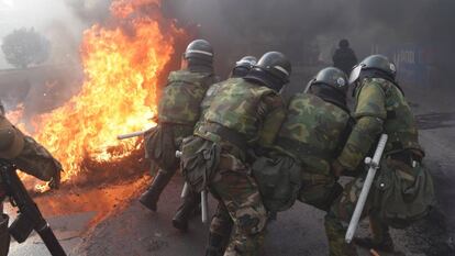 Los militares actúan sobre una barricada en Cochabamba, Bolivia.