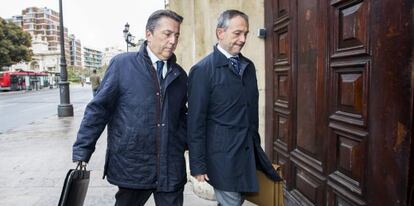 El exconsejero Manuel Cervera (izquierda), junto a su abogado, a su llegada al TSJ para declarar por el 'caso Gürtel'.