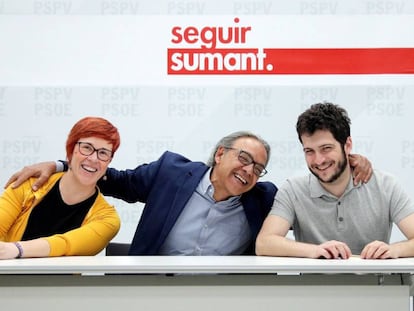 De izquierda a derecha, Águeda Micó (Compromís), Manolo Mata (PSPV) y Antonio Estañ, de Podem, al comienzo de la octava reunión negociadora.