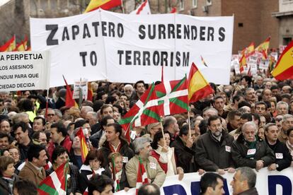 Mariano Rajoy (tercero por la derecha) en una protesta contra Zapatero, en 2006.