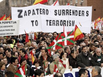 Mariano Rajoy (tercero por la derecha) en una protesta contra Zapatero, en 2006. 