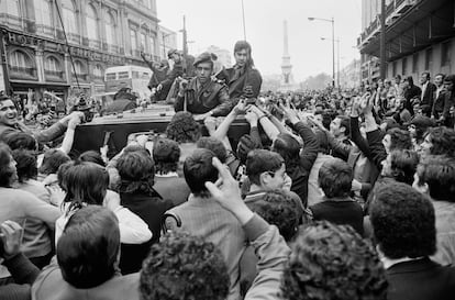 Las fuerzas de las MFA son saludadas por la población el 27 de abril, dos días después de la Revolución de los Claveles.