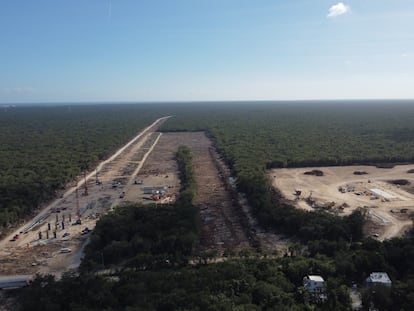 Vista aérea de la construcción del Tramo 5 Norte del Tren Maya en Puerto Morelos (Estado de Quintana Roo), el 20 de enero de 2023.