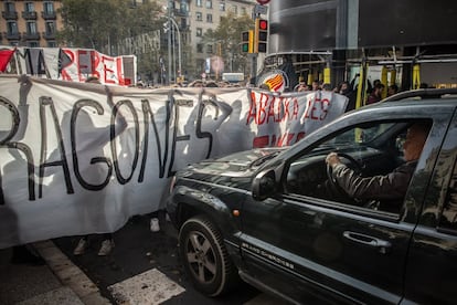 Un grupo de estudiantes ha cortado la Diagonal de Barcelona y diversos accesos a la Universidad Autónoma de Barcelona (UAB).