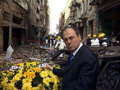 Silvan Shalom deposita un ramo de flores frente a una de las dos sinagogas objeto del atentado del sábado en Estambul.