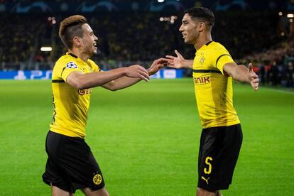 Guerreiro y Hakimi celebran uno de los goles ante el Atlético.