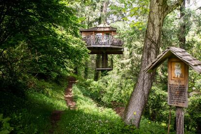 Una de las cabañas de Sant Hilari Sacalm, en Girona. Su aspecto exterior coincide con su interior espartano, con los lujos mínimos.