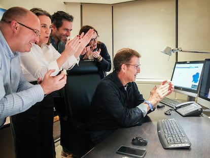 Alberto Núñez Feijóo felicitaba a Alfonso Rueda por videoconferencia, desde la sede nacional del PP, en Madrid, el domingo, en una imagen del partido.