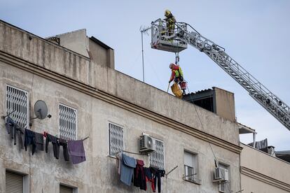 Una grúa de Bomberos en el edificio del número 9 de la calle Canigó.
