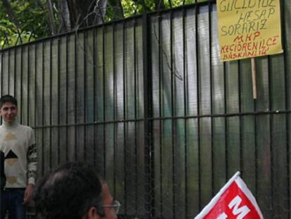 Un manifestante lanza huevos contra la Embajada francesa en Ankara, en protesta por la decisión del Parlamento de aprobar una ley sobre el genocidio armenio.