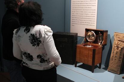 Mujer observa el bidé personal del emperador Napoleón en el Museo Fesch de Bellas Artes, en Ajaccio, Córcega. 