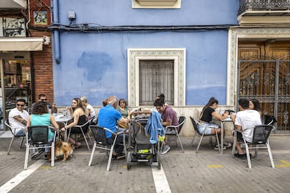 Clientes tomando una horchata en una terraza en la plaza Mayor del pueblo valenciano de Picanya.